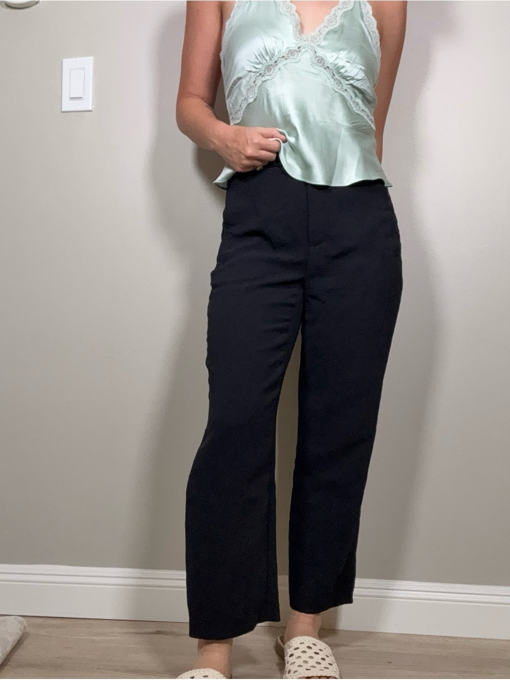 Aritzia Carrot Pants in black - size 2 - Picture 2 of 6